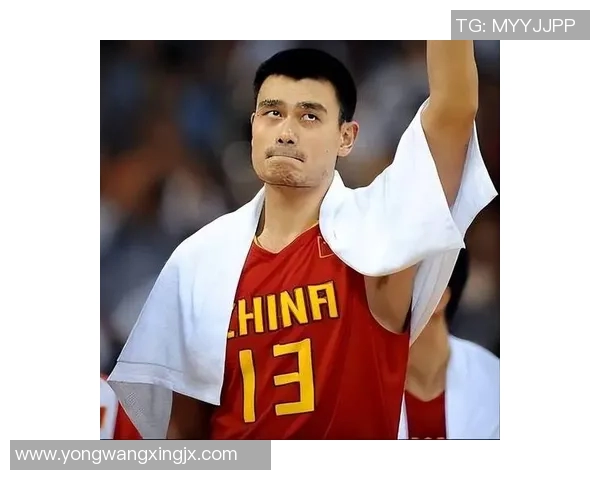 姚明在蓝光下的精彩瞬间展现篮球巨星风采的独特魅力