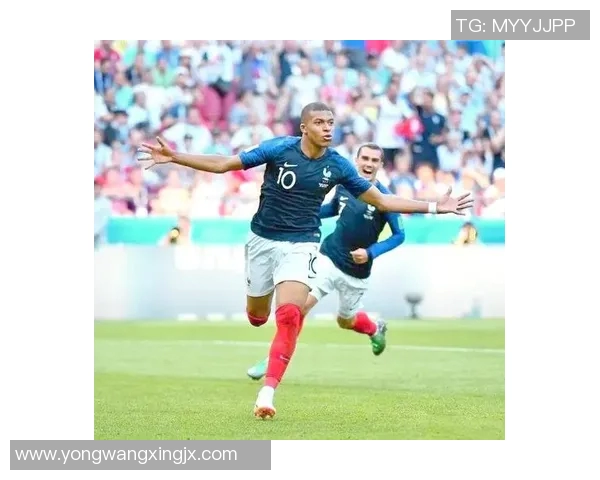 老头与足球明星的精彩互动视频引发热议，感受不一样的足球魅力与情感交流