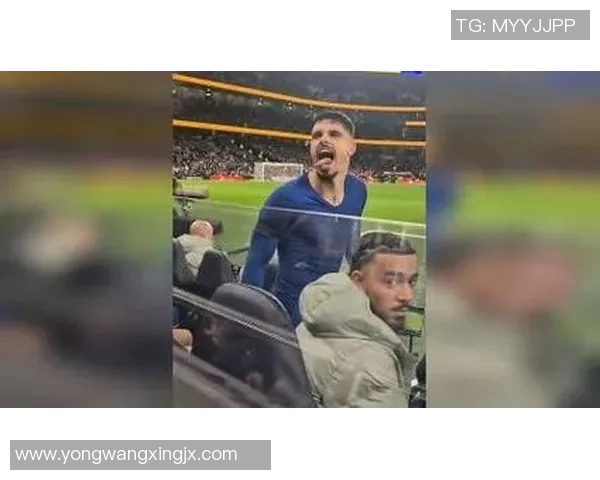 足球明星吐舌搞怪瞬间合集精彩图片展现球场魅力与幽默